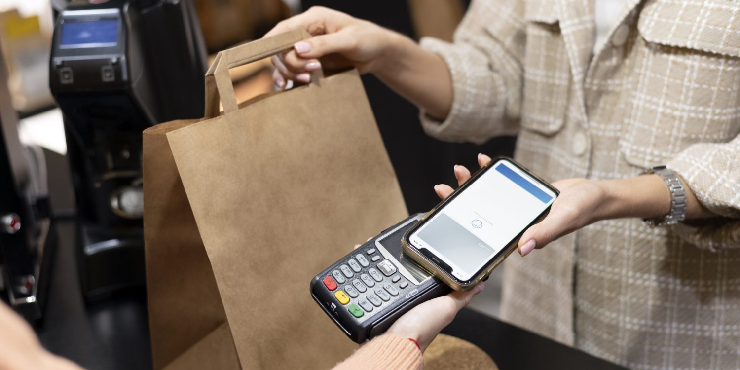 persona-que-paga-su-aplicacion-billetera-telefono-inteligente